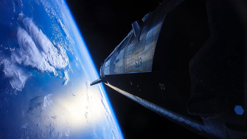 Lateral do foguete Starship da SpaceX enquanto ele está no espaço