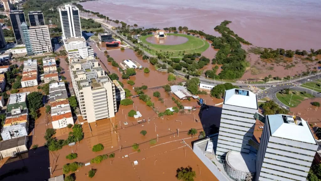 Vista aérea de cidade alagada