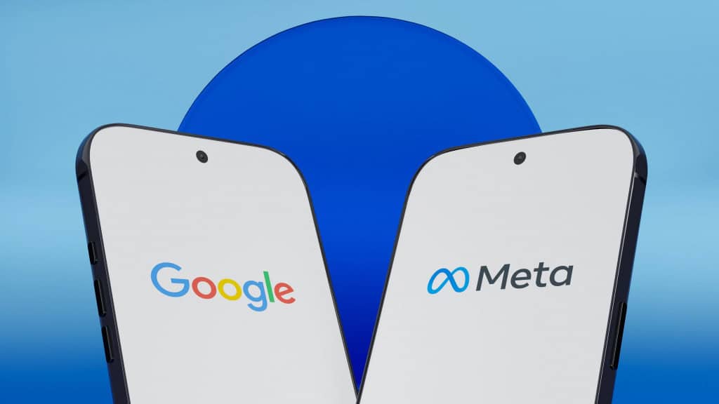 Montagem com celulares mostrando logomarcas do Google e da Meta