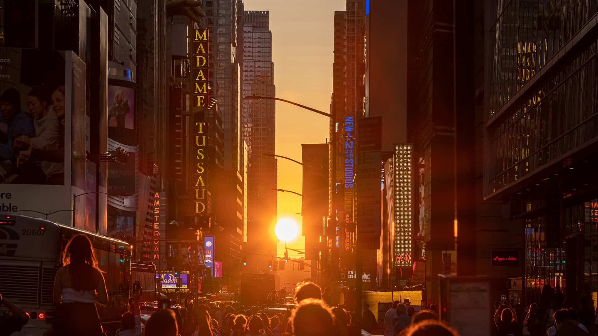 Público reunido na Times Square, em Nova York, para observar o “Sol pleno” do fenômeno Manhattanhenge