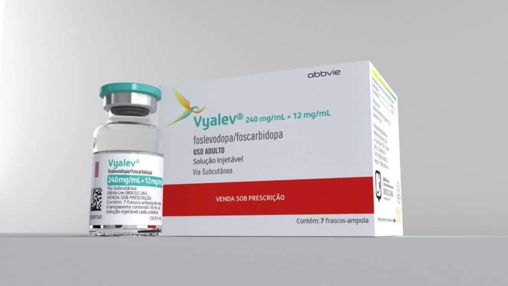 Frasco de medicamento Vyalev, voltado para pacientes com doença de Parkinson, colocado ao lado da sua caixa