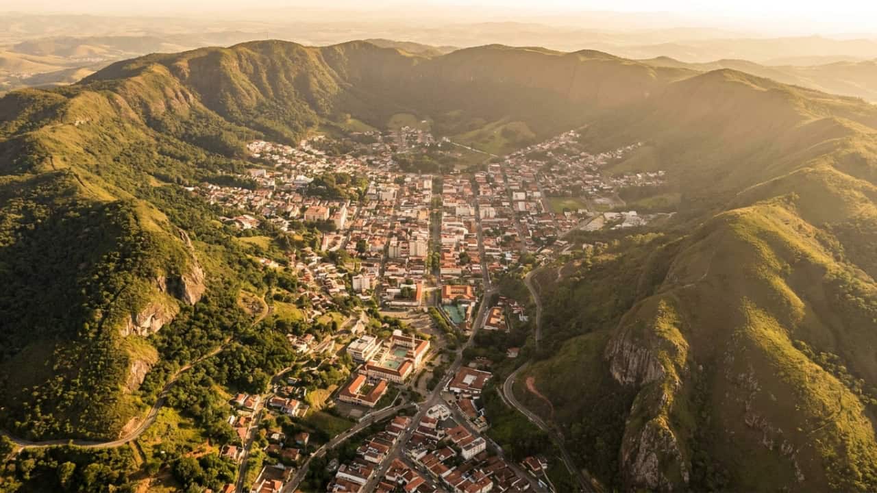 A cidade brasileira construída sobre a boca de um vulcão