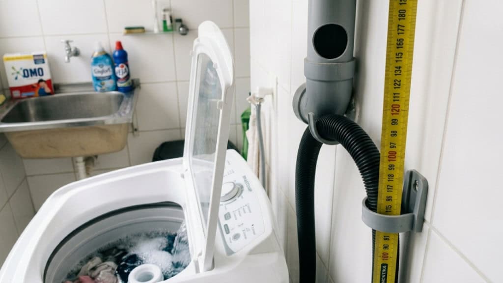 O truque simples dos 90 cm que evita o desperdício de água na máquina de lavar