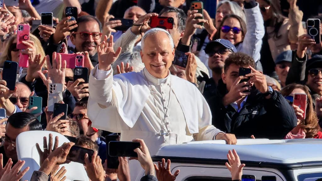 Papa Leão XIV acenando com multidão ao redor