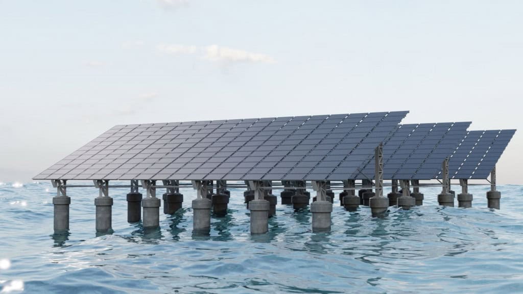 conjunto de placas de energia solar flutuando no oceano