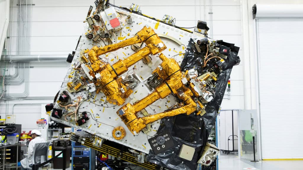 O MRV totalmente integrado e equipado com a carga robótica da DARPA acoplada à espaçonave da SpaceLogistics