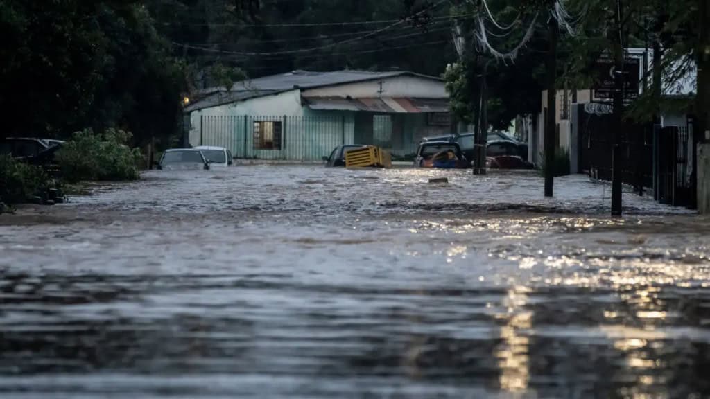 Rua coberta por enchente