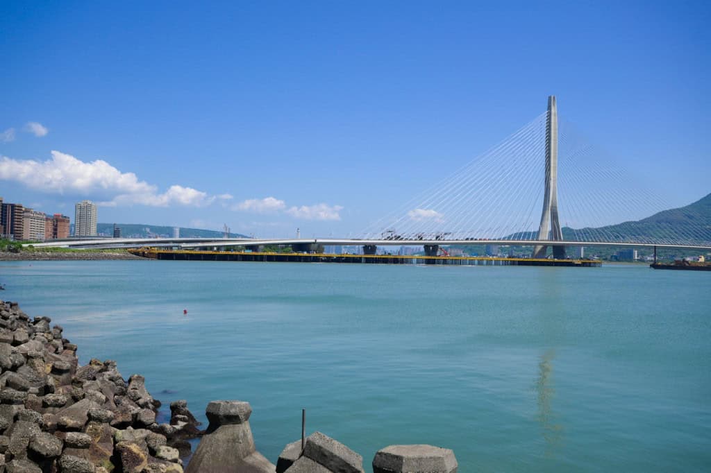 Vista panorâmica da ponte Danjiang, em Taiwan, estrutura estaiada de torre única considerada a mais longa do tipo no mundo
