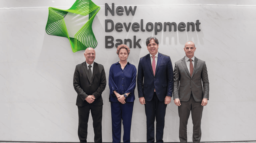 dilma rousseff, Frederico de Siqueira Filho e outros em frente ao logo do Banco dos Brics