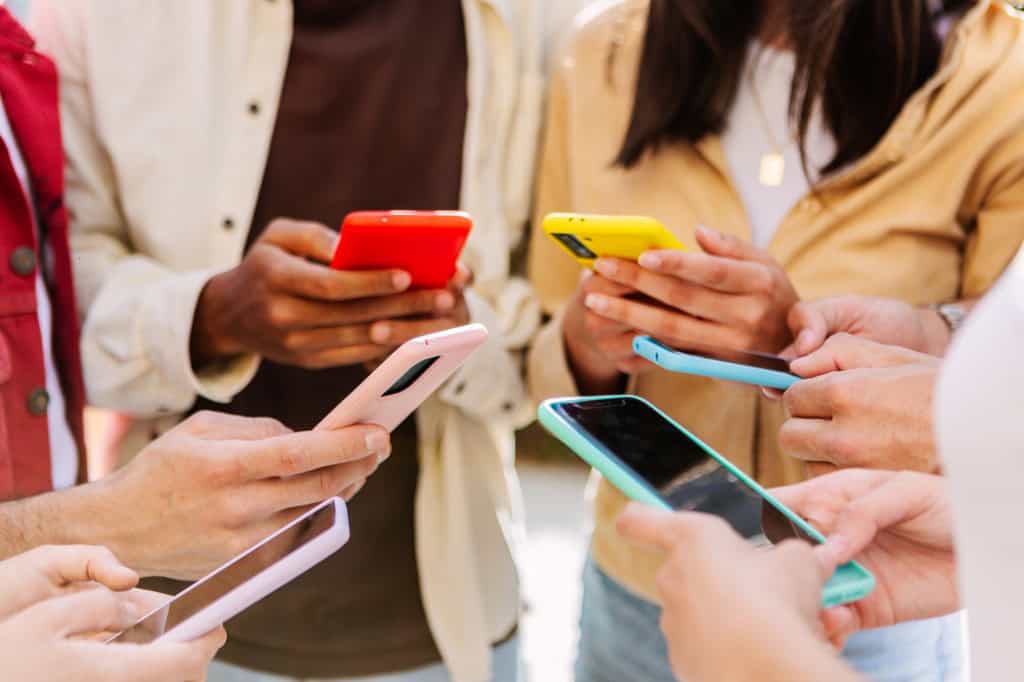 grupo de adolescentes no celular