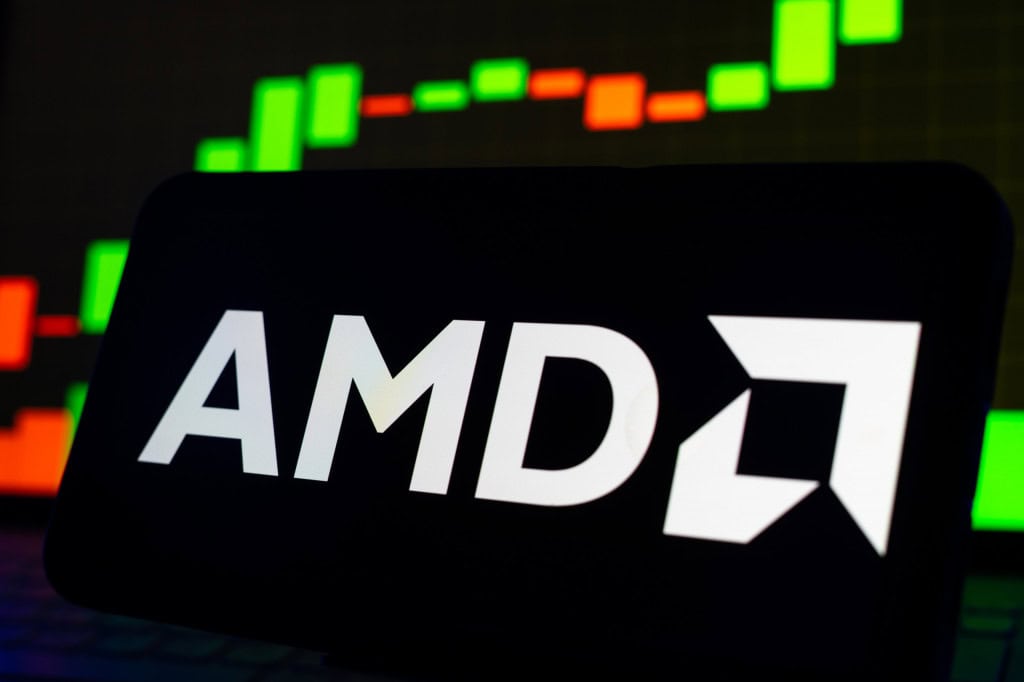 Ao fundo, gráfico financeiro; à frente, logo da AMD em um smartphone