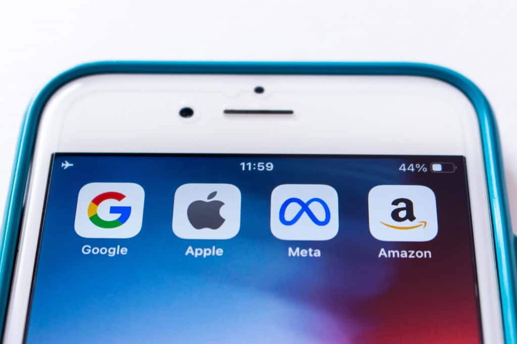 Tela de smartphone com ícones de Google, Apple, Meta e Amazon alinhados na parte superior