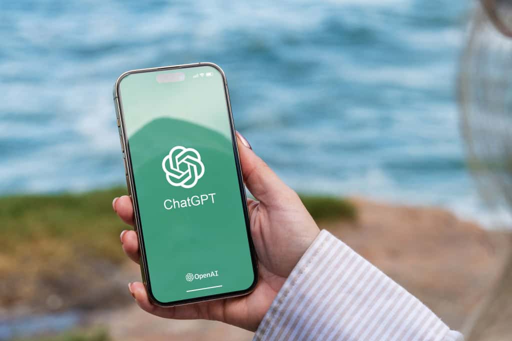 Logo do ChatGPT em um smartphone na mão de uma pessoa