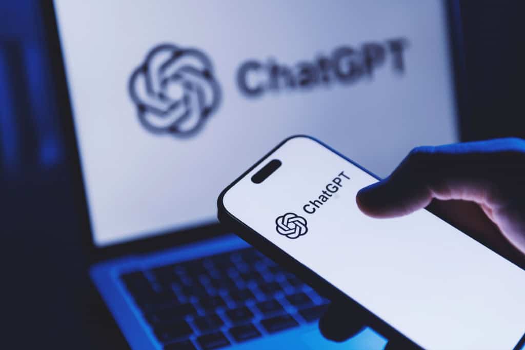 Logo do ChatGPT em um notebook e em um smartphone