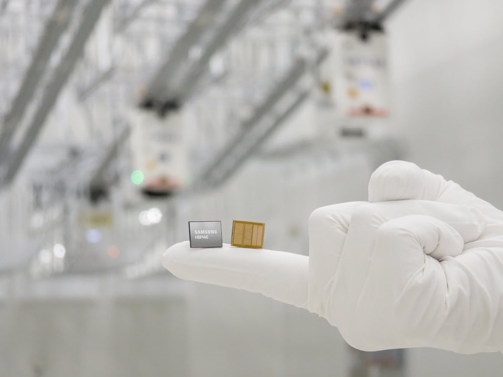 Chip da Samsung em cima do dedo de uma pessoa com luvas