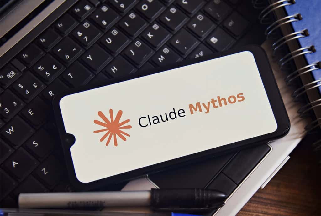Logo do Claude Mythos em um smartphone que está sobre uma mesa