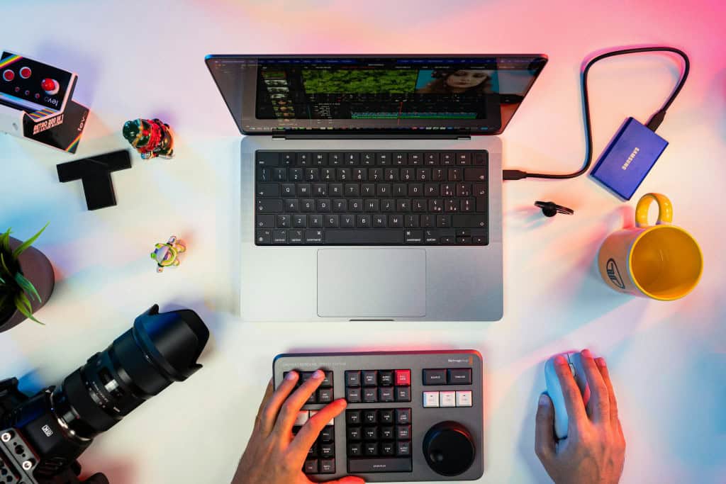 Criador de conteúdo editando um material filmado