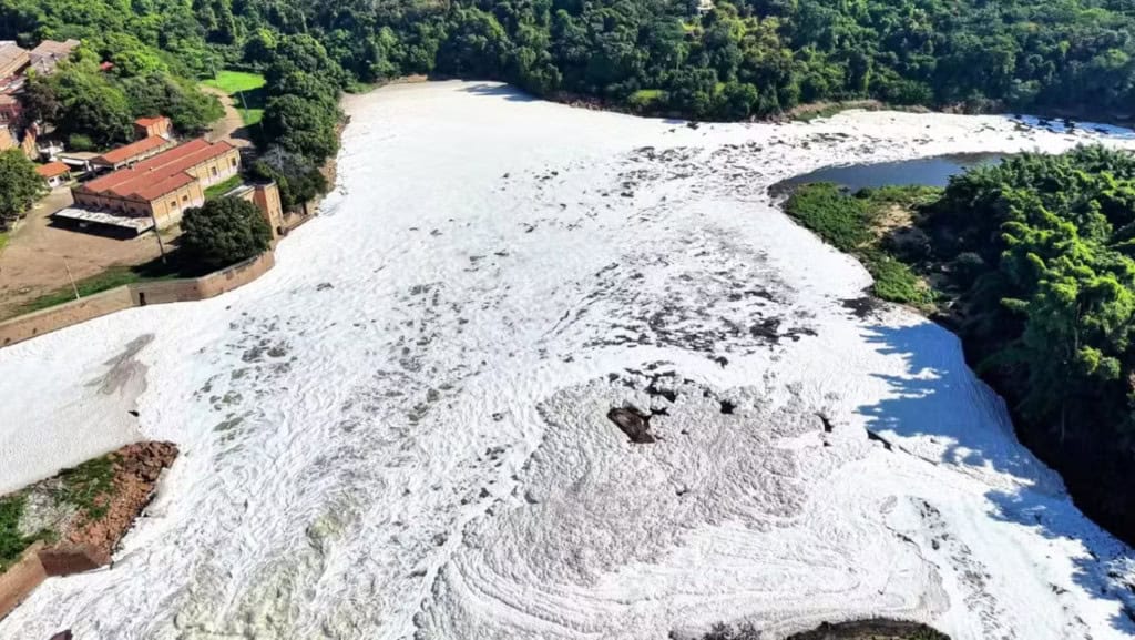 espuma poluente no rio tietê