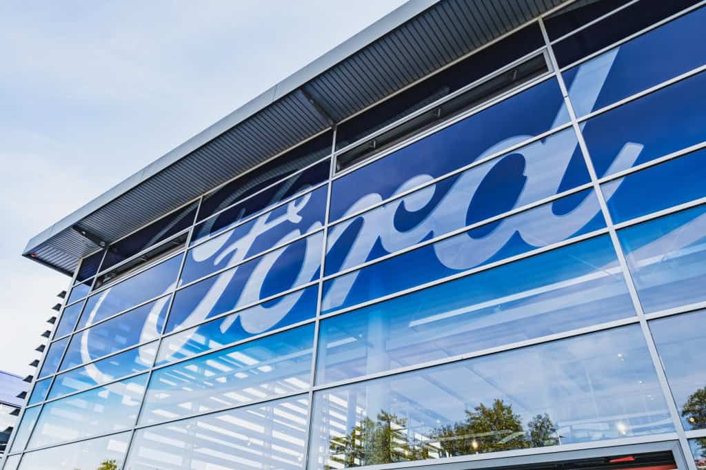 Sala 9 IA falha em tarefas e empresas voltam a contratar humanos 3 Logo da Ford na fachada de um prédio