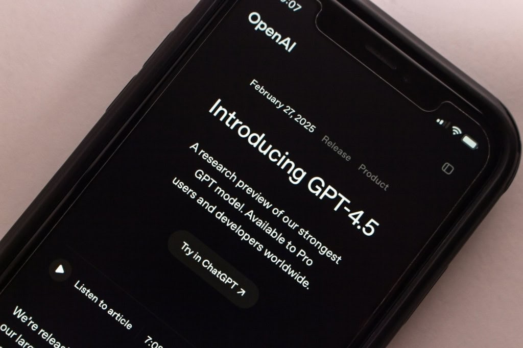 smartphone com página da OpenAI aberta escrito 