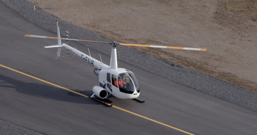 Helicóptero a hidrogênio no chão e visto de cima