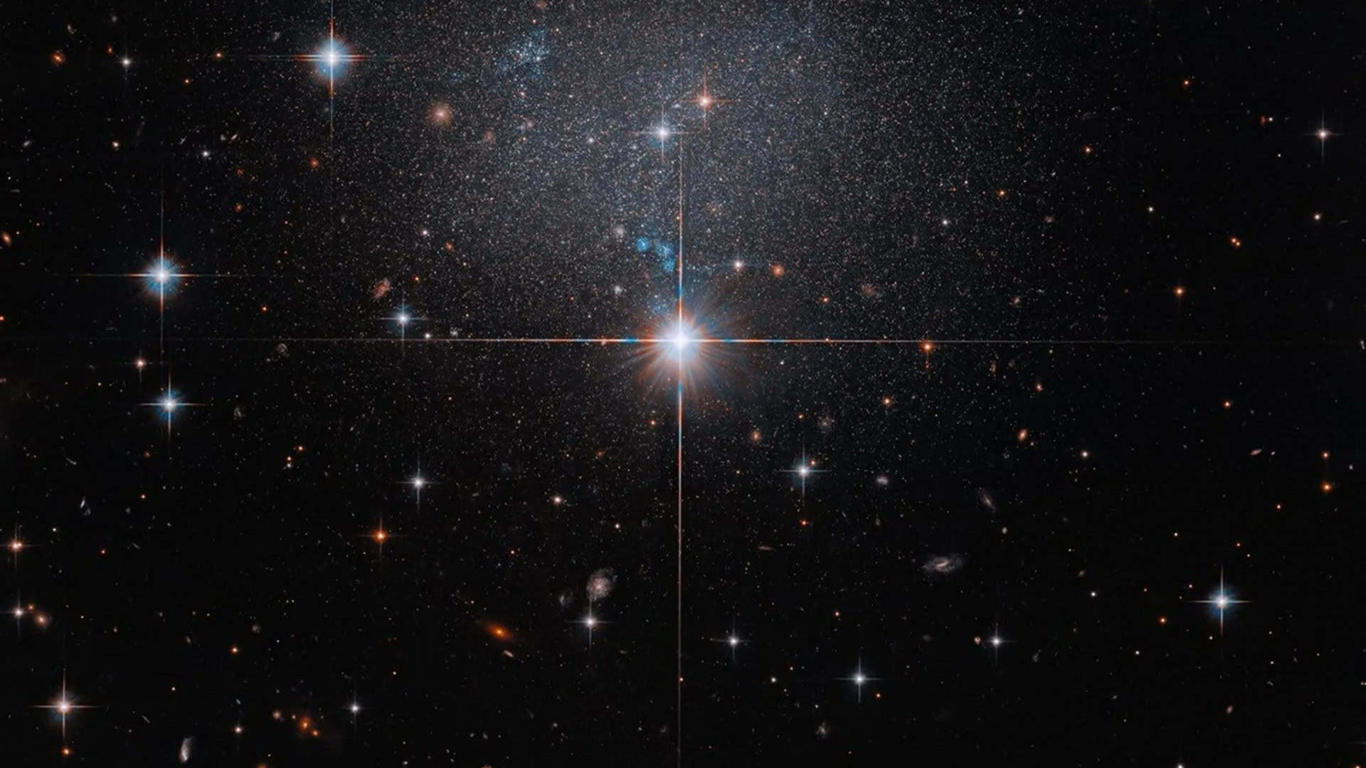 Galáxia se apresenta na imagem como um enxame estelar tênue