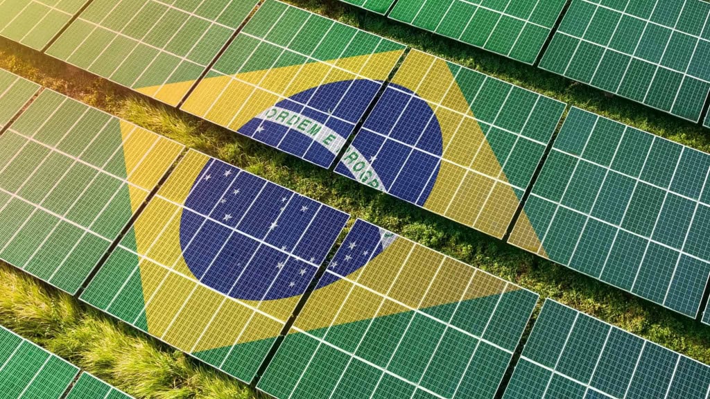 Painéis de energia solar com bandeira do Brasil estampada