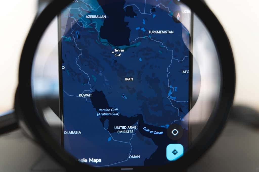 Lupa ampliando o mapa do Irã em um smartphone