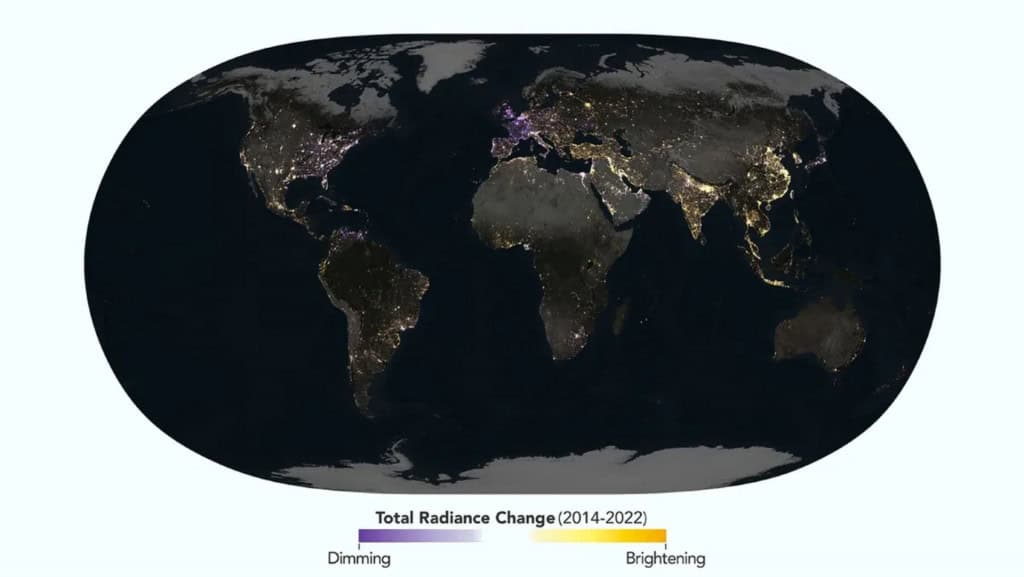 Mapa Mundi com várias áreas muito iluminaadas à noite