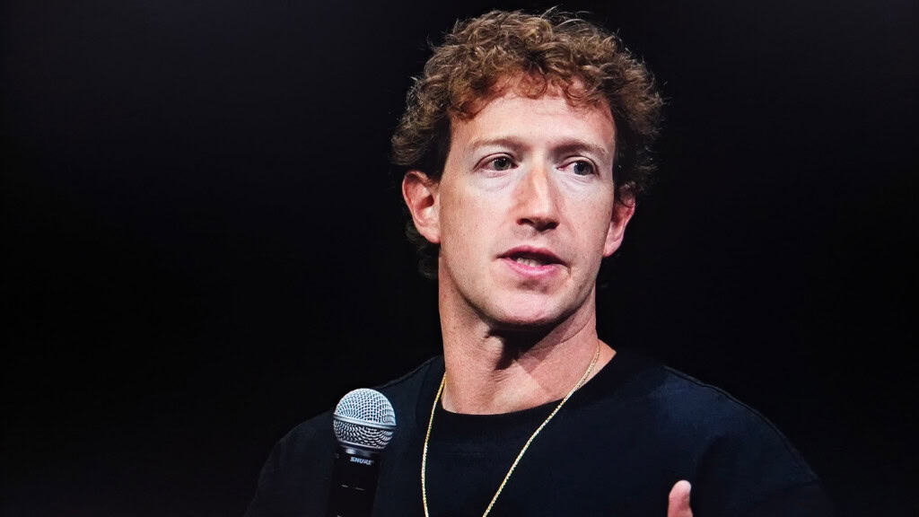 Mark Zuckerberg com um microfone na mão e falando