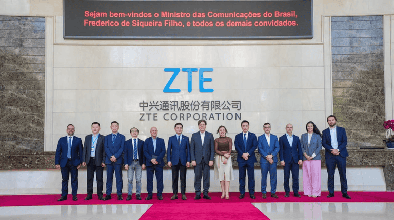 O ministro e outras autoridades na sede da ZTE