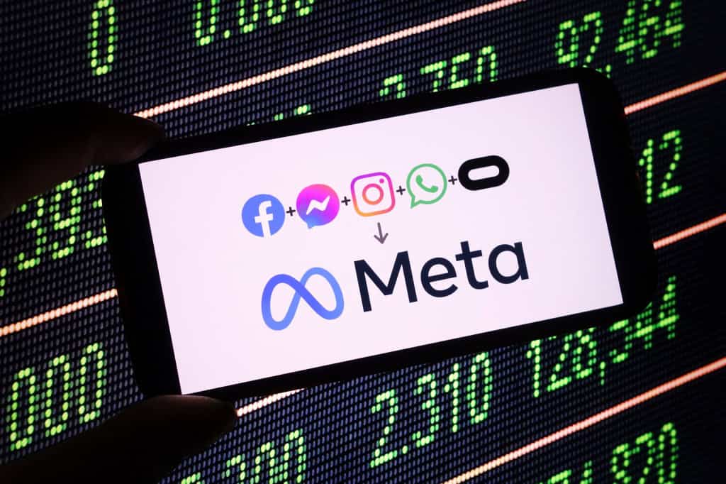 UE manda Meta liberar WhatsApp para chatbots concorrentes 13 Logos das redes sociais da Meta e o da big tech abaixo em um smartphone