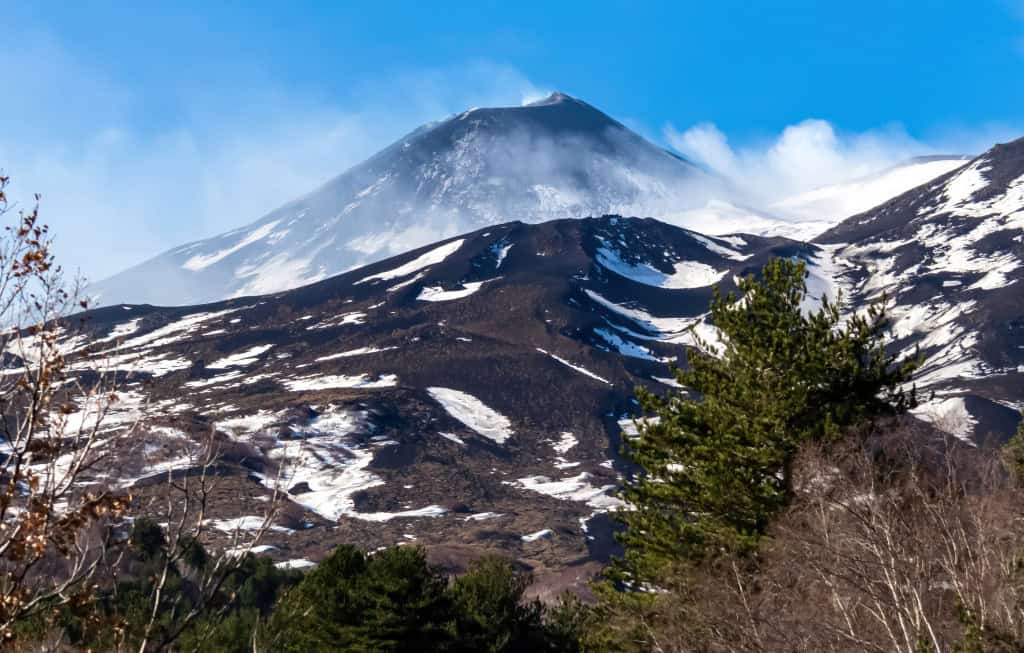Monte Etna, localizado na ilha da Sicília, Itália, é o vulcão mais ativo da Europa.