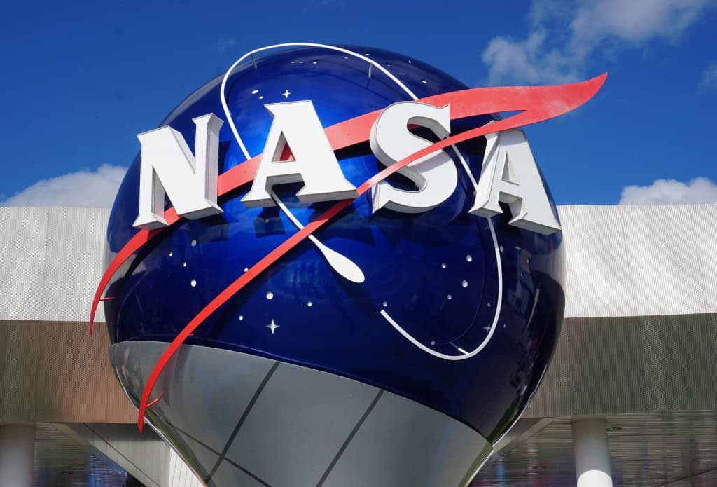 Logo da NASA em uma fachada
