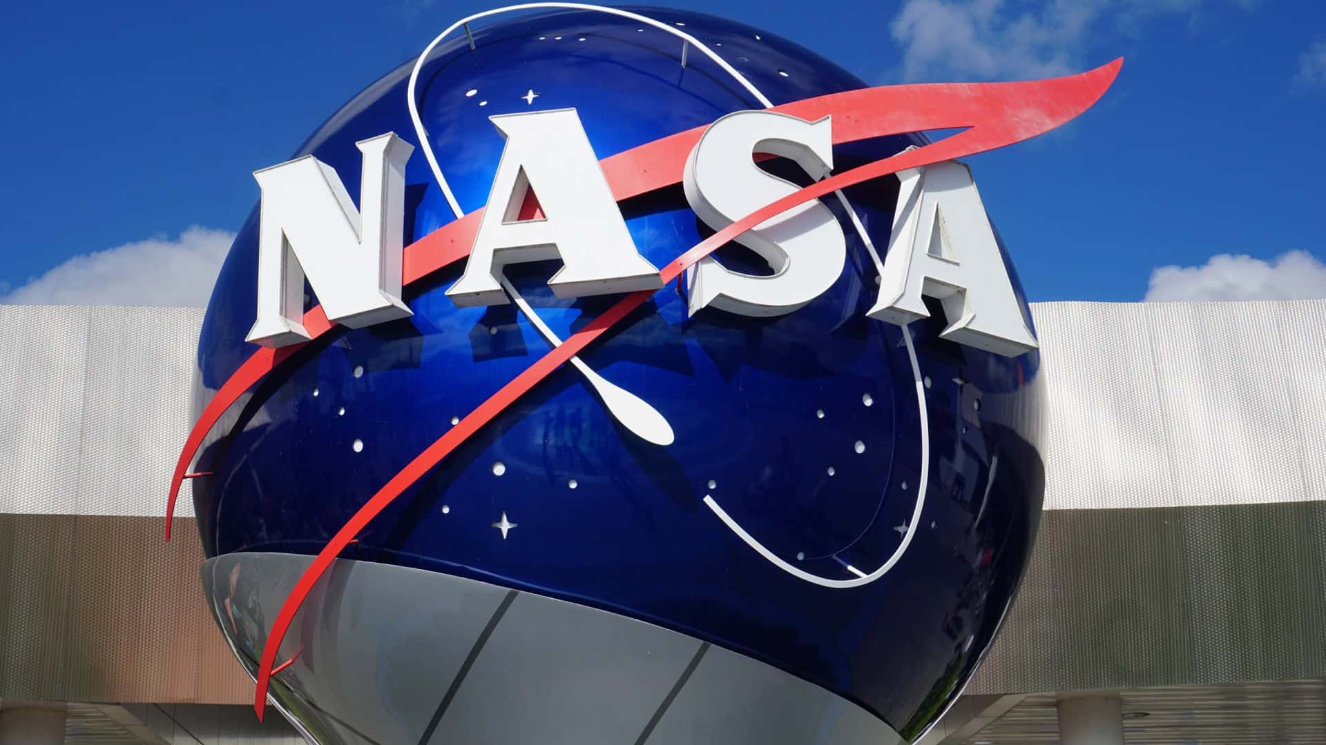 Logo da NASA em uma fachada