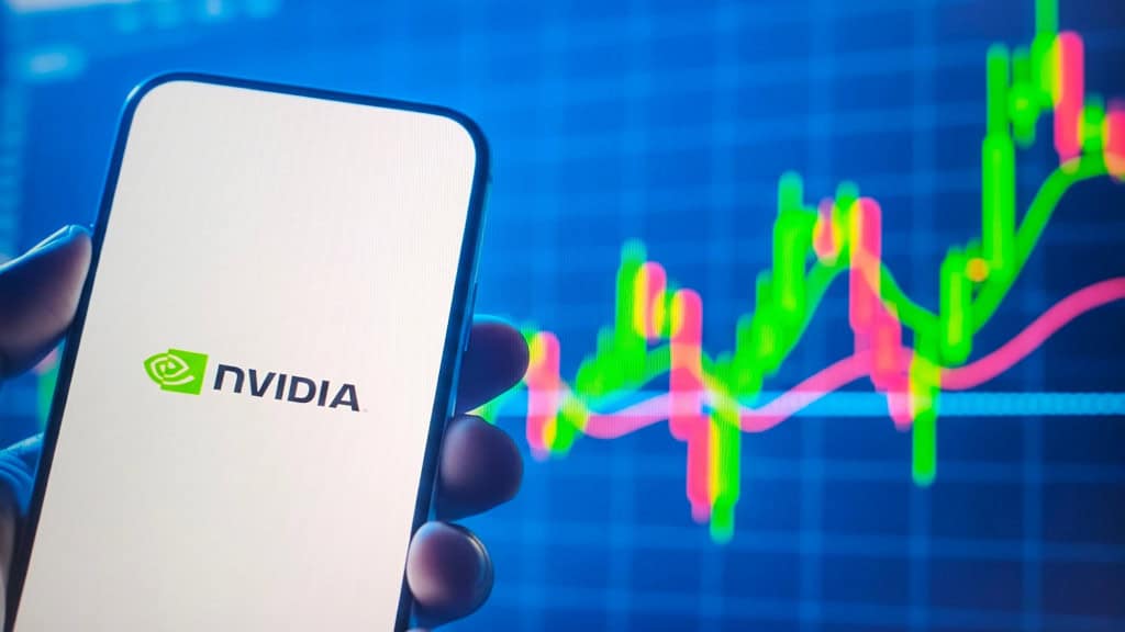 logo da nvidia em um smarphone com um gráfico subindo ao fundo