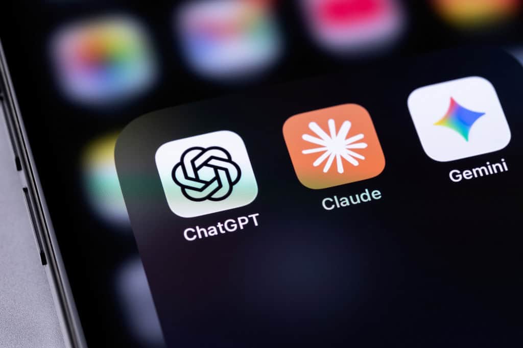 Ícones dos aplicativos ChatGPT, Claude e Gemini exibidos na tela de um smartphone