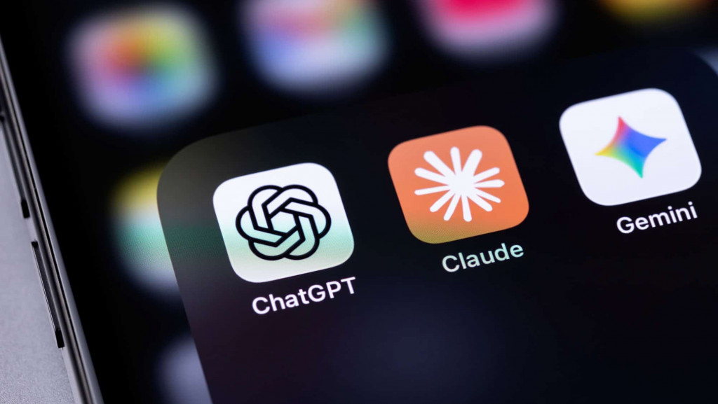 Ícones dos aplicativos ChatGPT, Claude e Gemini exibidos na tela de um smartphone