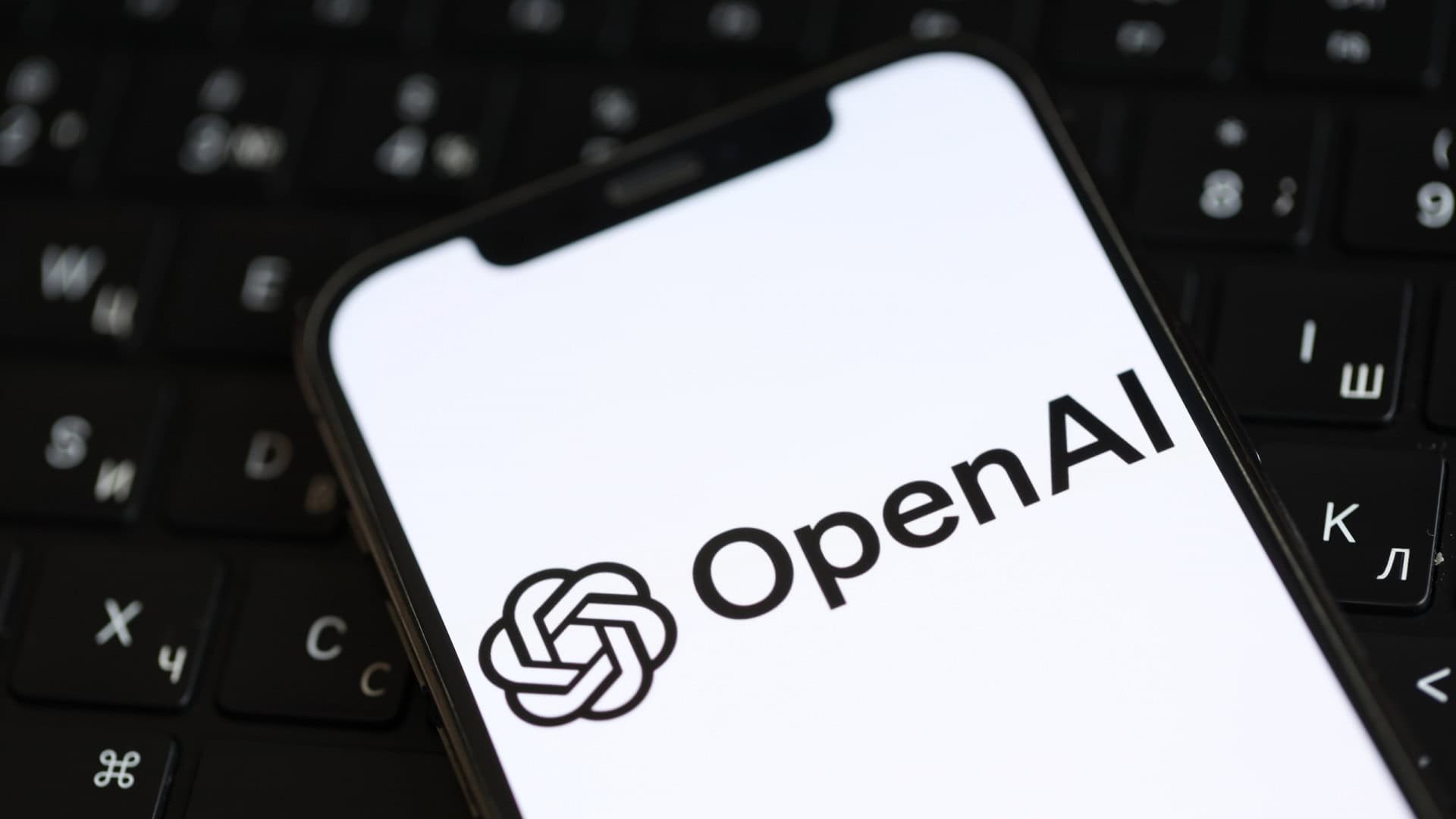 Logo da OpenAI em um smartphone