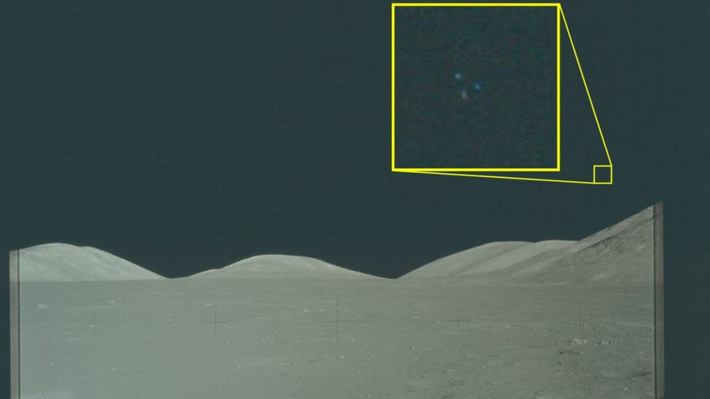 Imagem da missão Apollo 17 mostra paisagem lunar com três pontos destacados no céu em formação triangular.