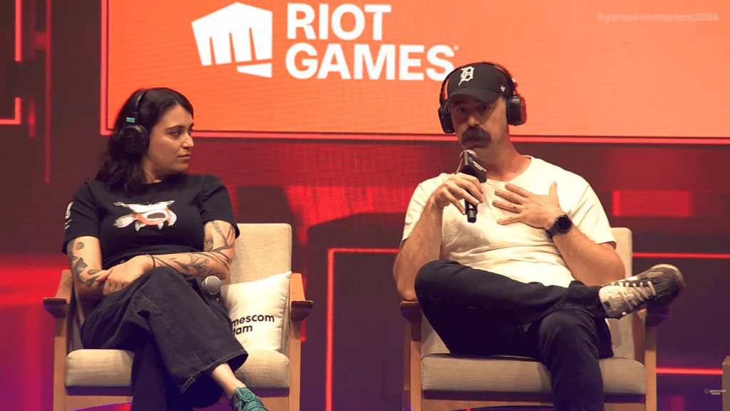 Matt Buchholtz, Community Lead da Riot, e Noemi Coute, Game Designer TFT, trouxeram diversos apontamentos sobre a relação da Riot com a comunidade gamer.