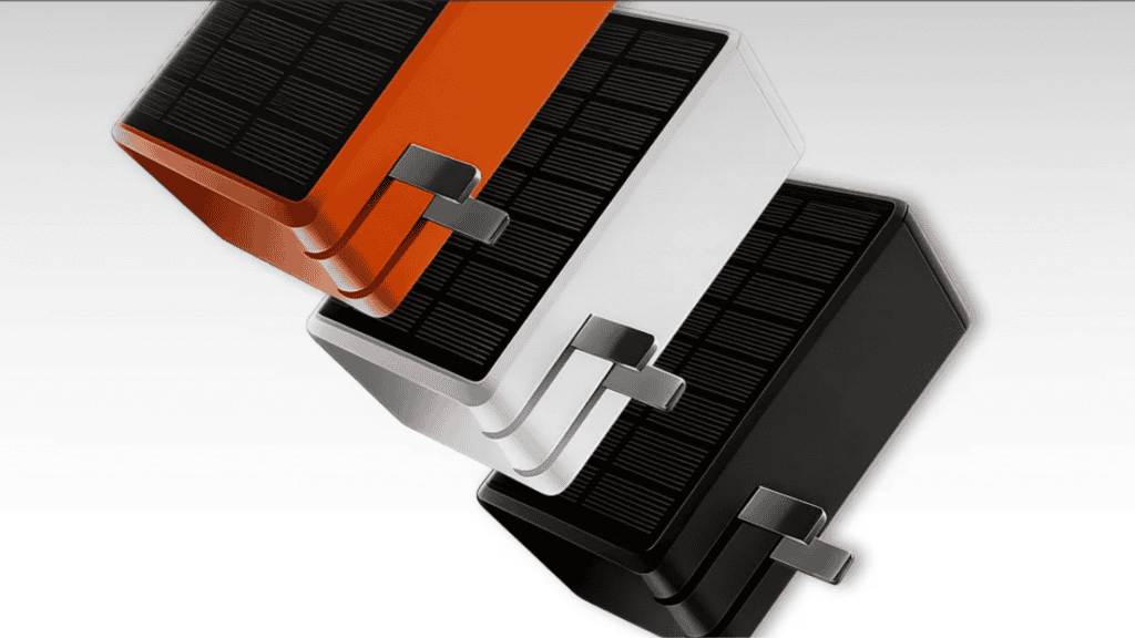 Três power banks de cores laranja, branco e preto mostrando os pinos de tomada no equipemento