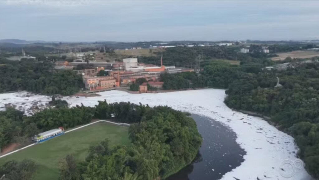 Rio Tietê contaminado por espuma de poluentes tóxicos