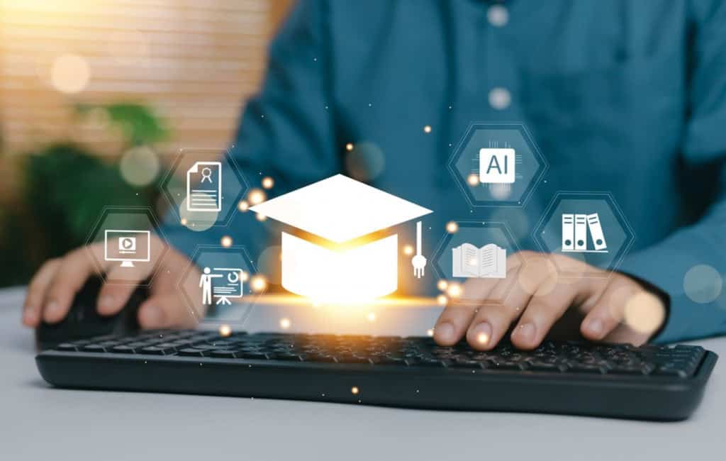 Pessoa no computador escreve enquanto ícones aparecem em destaque. Os símbolos tem referência a objetos escolares como lousas, livros, etc.