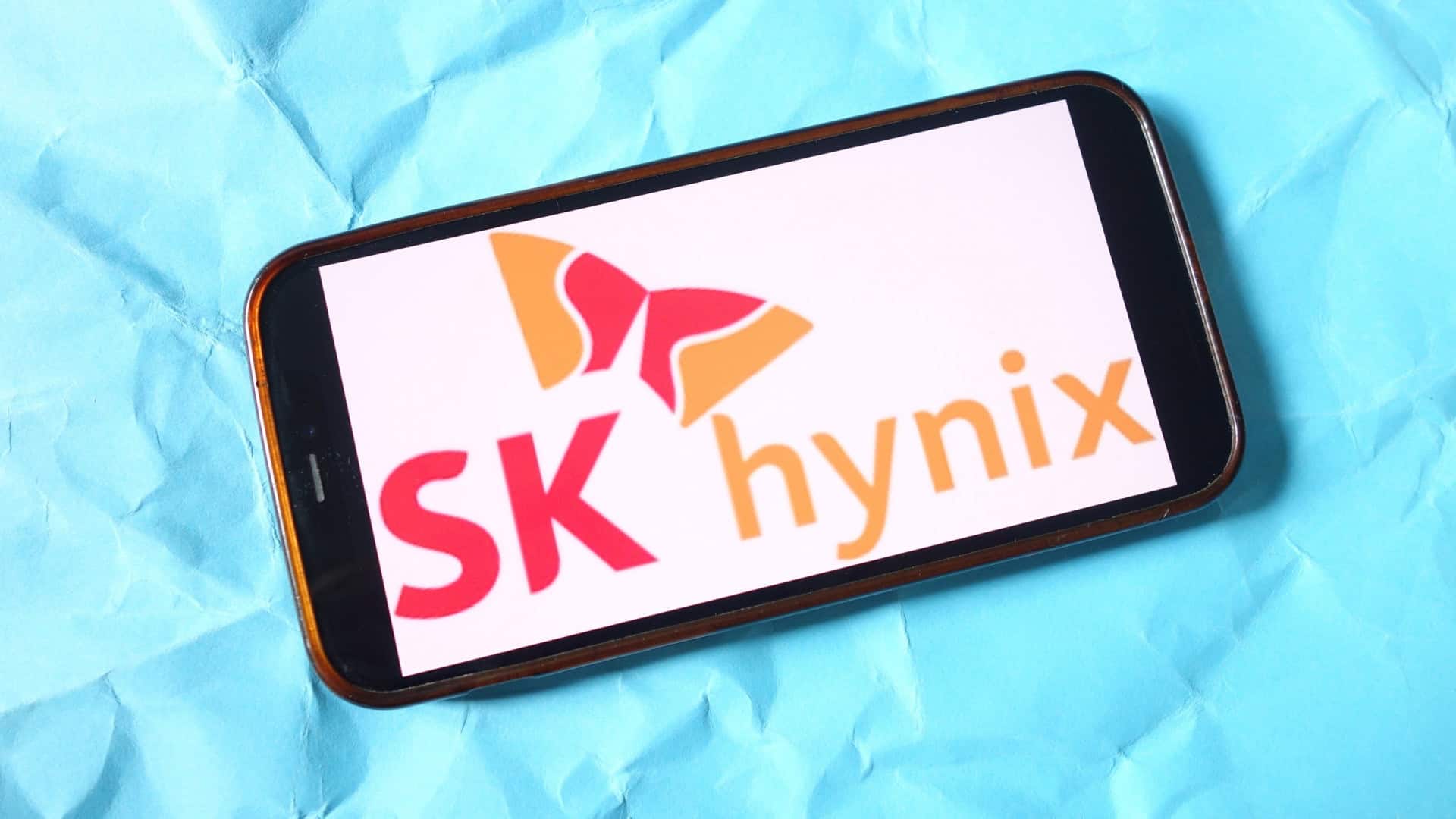 Logo da SK Hynix na tela de um smartphone