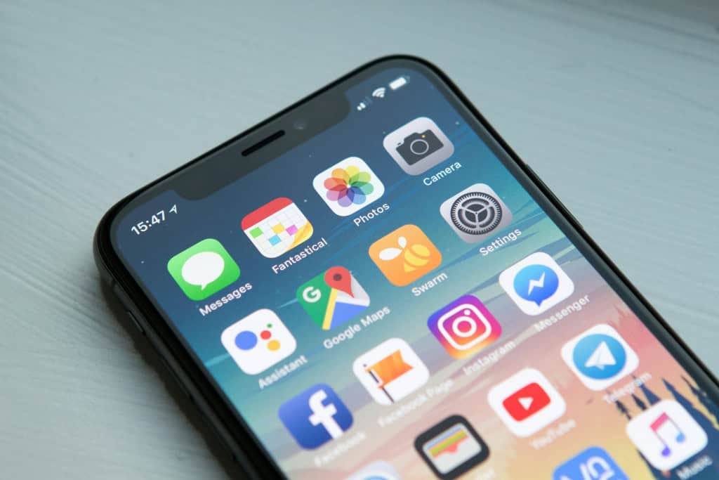 Smartphone exibindo lista de aplicativos