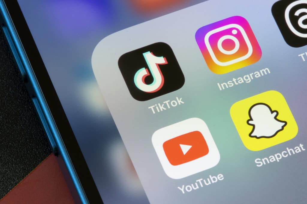 ícones em um celular das redes sociais tiktok, instagram, youtube e snapchat