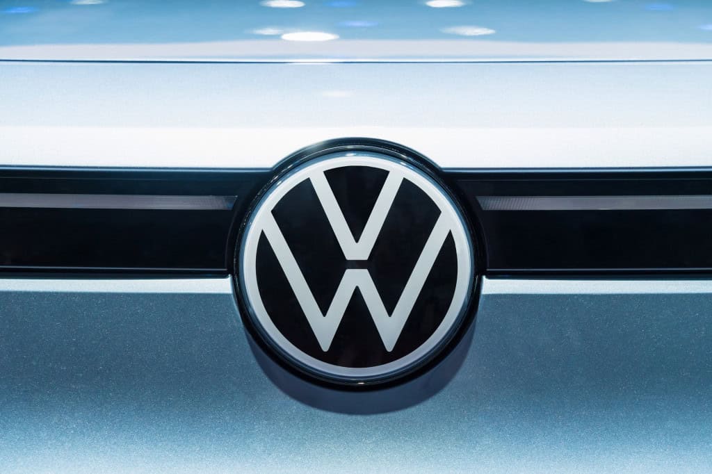 Logo da Volkswagen em um veículo