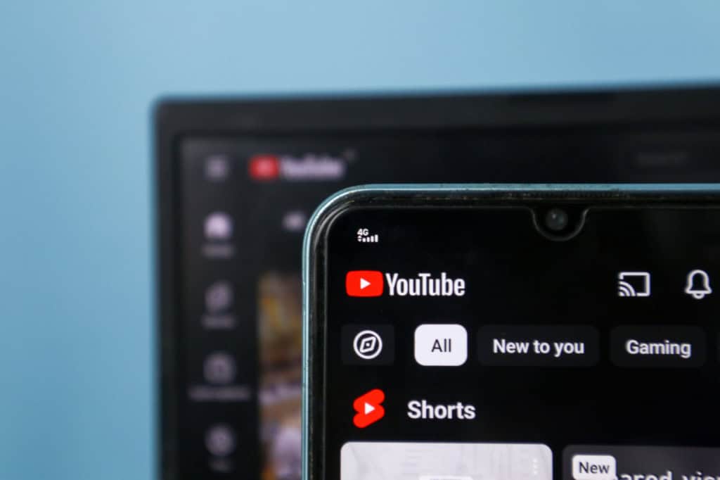Site do YouTube em um notebook e um smartphone