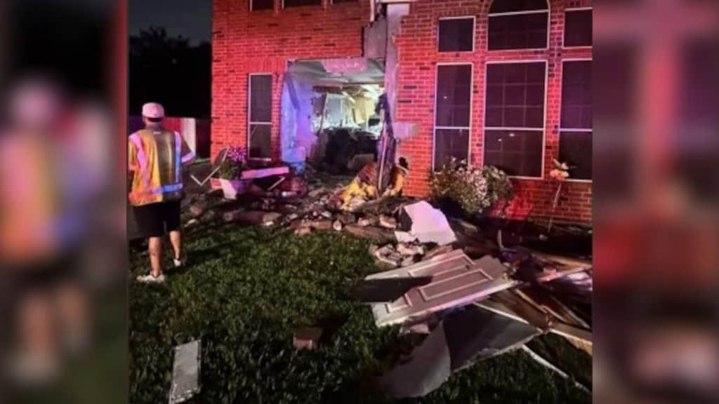 Fachada de casa destruída após carro da Tesla bater